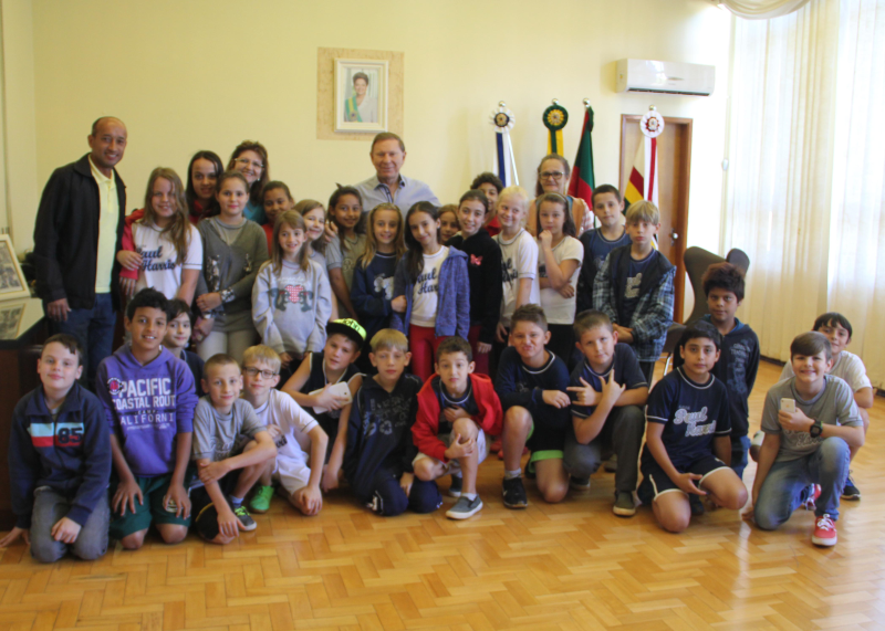 EXECUTIVO RECEBE ESTUDANTES DE SANTA ROSA